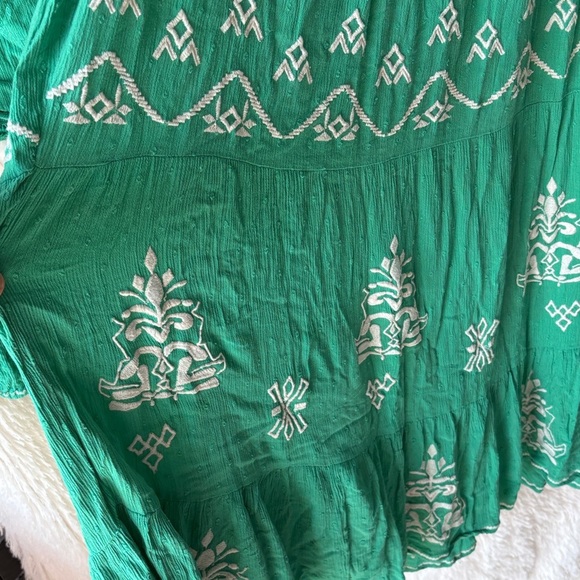 En Creme Green A-Line Skirt  and matching crop top with White Patterns - Picture 7 of 12